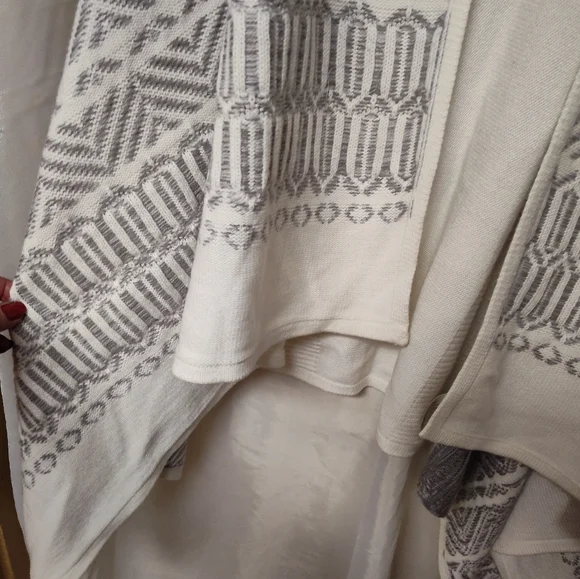 Merona cardigan, white and grey, XL but it seems to be oversized - Picture 4 of 8